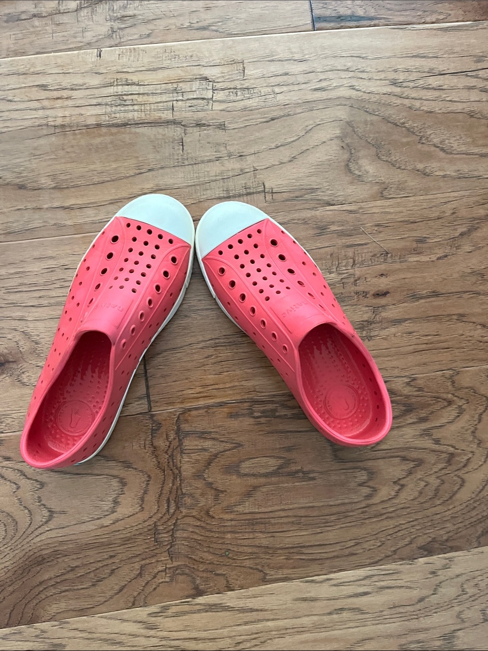 Native kids pink Jeffersons, size 3 big kid